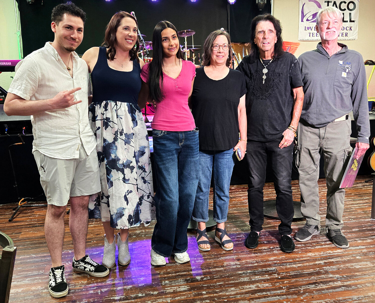 Phoenix family finds lost credit card — belonging to Alice Cooper